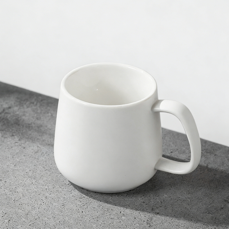 Individuell gestaltete Schwarz-Weiß-Keramiktasse