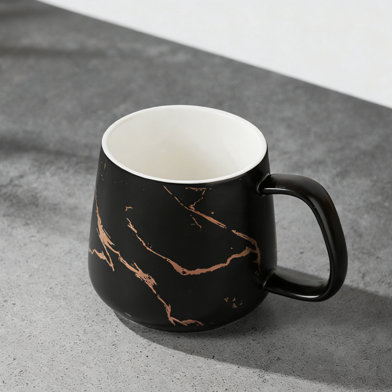 Individuell gestaltete Schwarz-Weiß-Keramiktasse
